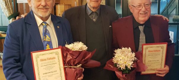 Aufnahme als Ehrenmitglieder bei der GV 2021: Rudolf Eitelberger (li.) und Norbert Herrmann (re.) mit Präsident Ernst Raser.
