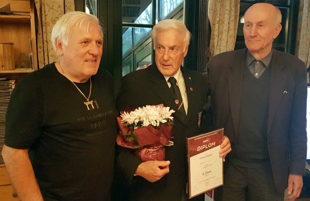 Auszeichnung von Heinz Huber mit dem 6. Dan bei der GV 2021. (v.l.n.r.): Richard Schauer, Heinz Huber, Ernst Raser