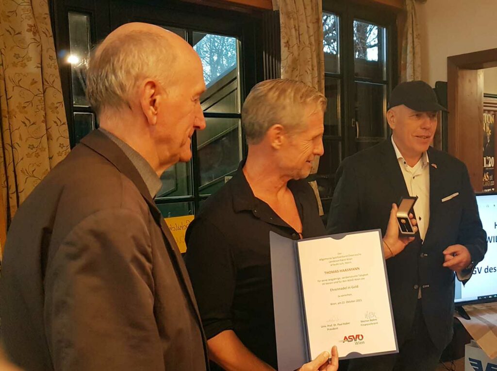 Auszeichnung von Thomas Haasmann mit der Ehrennadel in Gold des ASVÖ-Wien bei der GV 2021. (v.l.n.r.) Ernst Raser, Thomas Haasmann, Dr. Paul Haber.