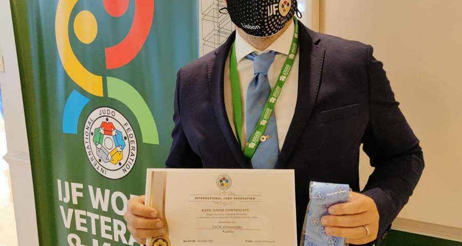 Alexander Dick mit seinem IJF-Kata-Judge-Diplom.