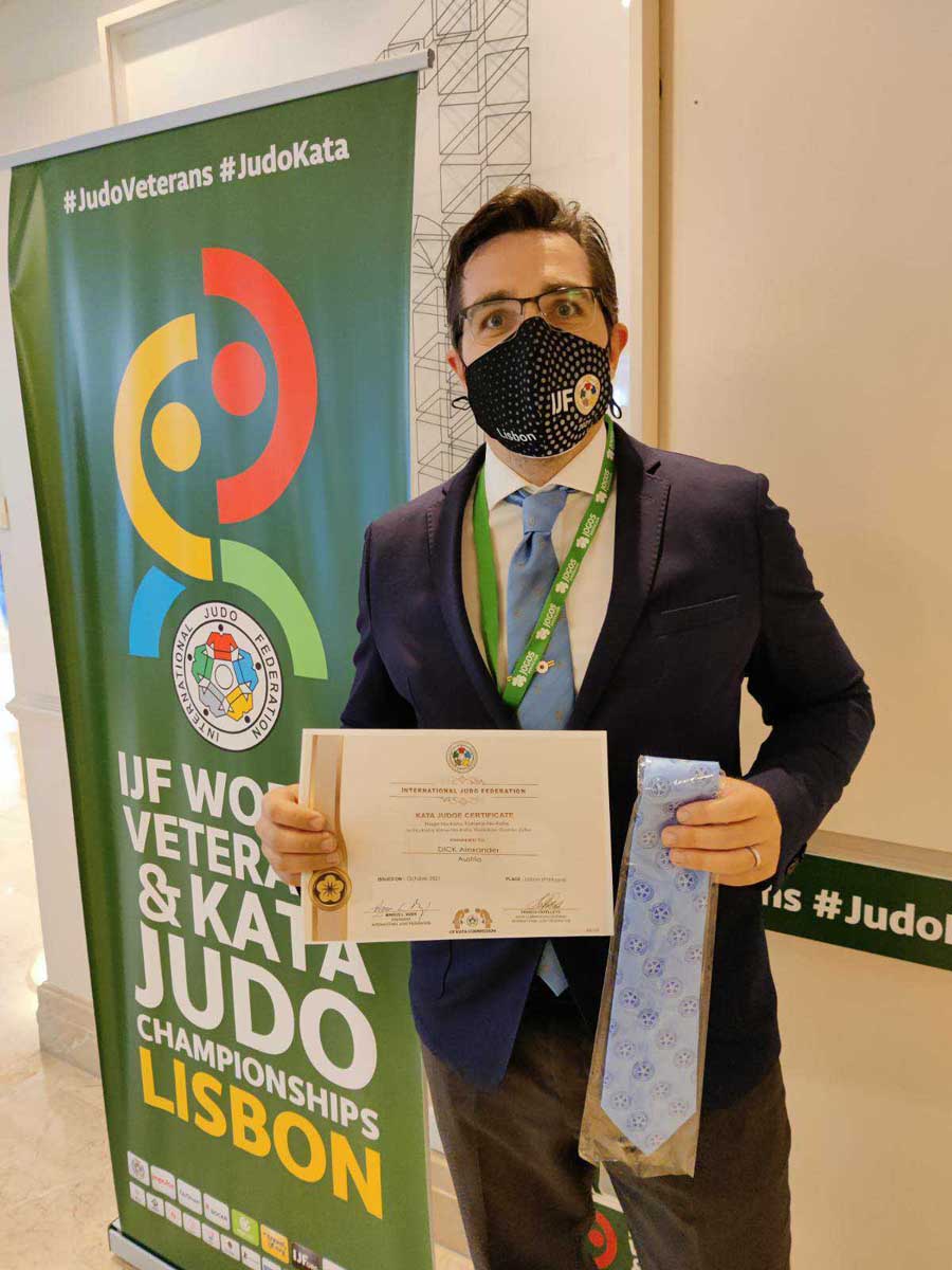 Alexander Dick mit seinem IJF-Kata-Judge-Diplom.