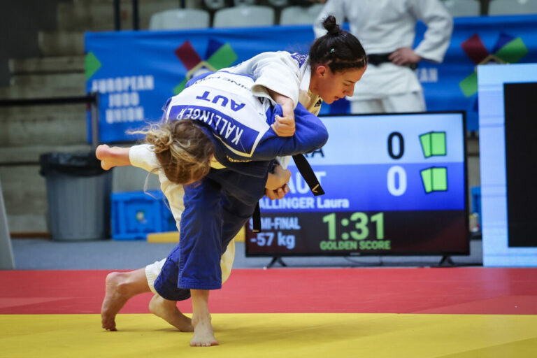 Laura holt in Prag Bronze!