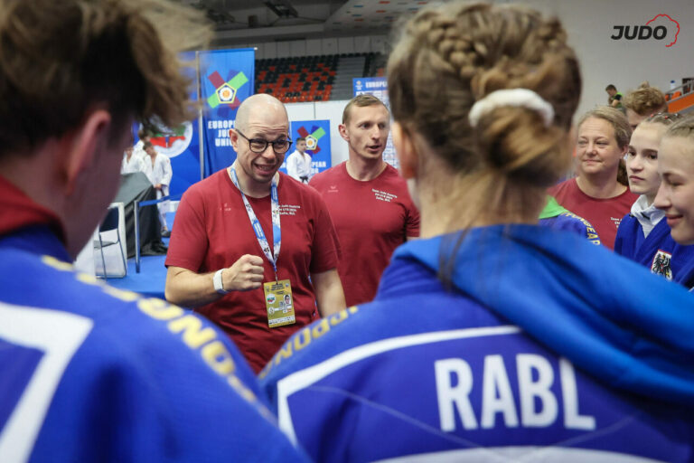 Jugend an die Macht!